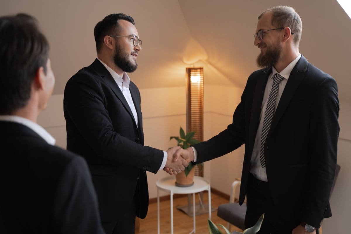 Poignée de main, rendez-vous client, lumière chaude