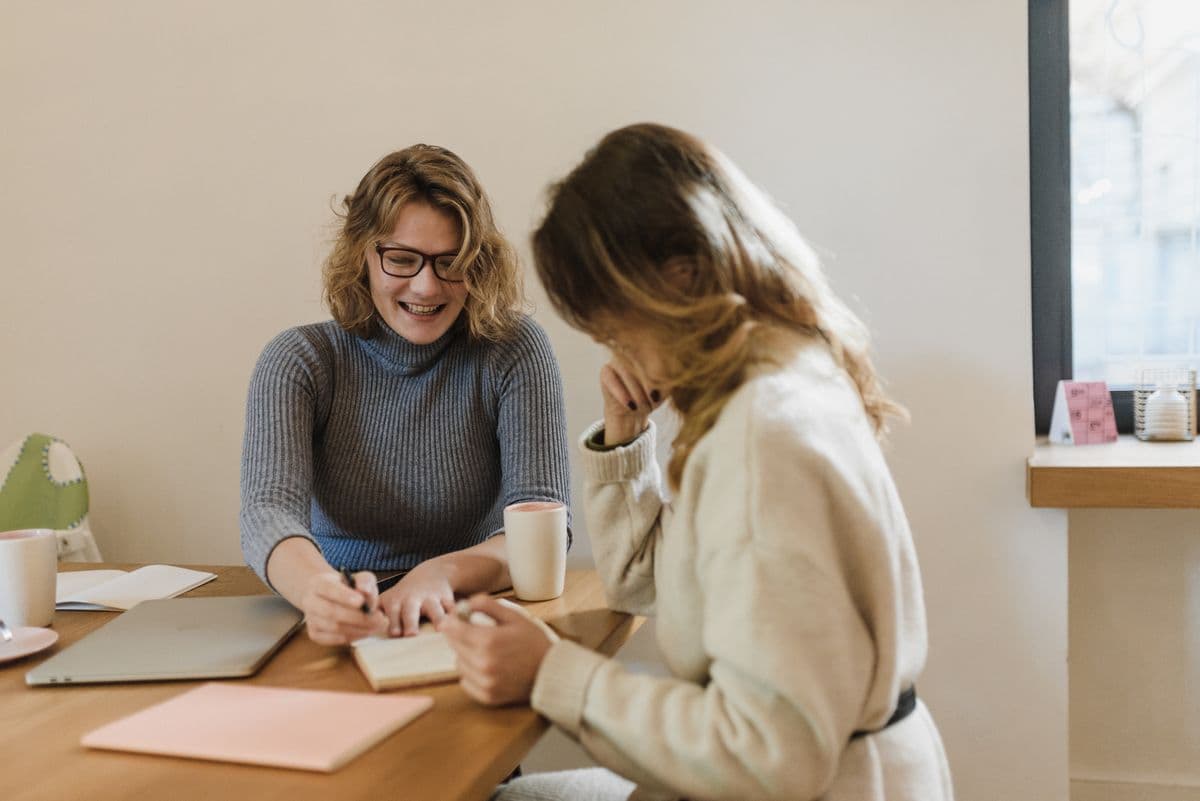 Kick-off client, café, carnet, sourires