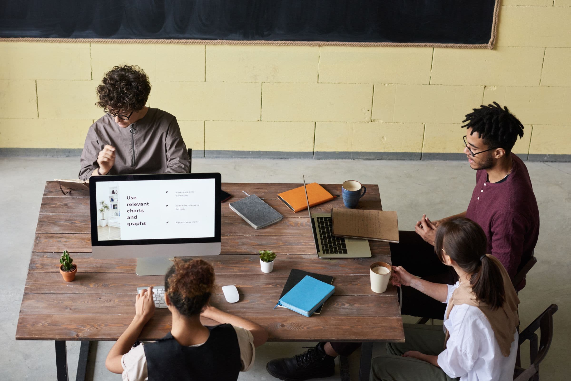 Photo large : équipe d'une PME au travail, ambiance calme et concentrée