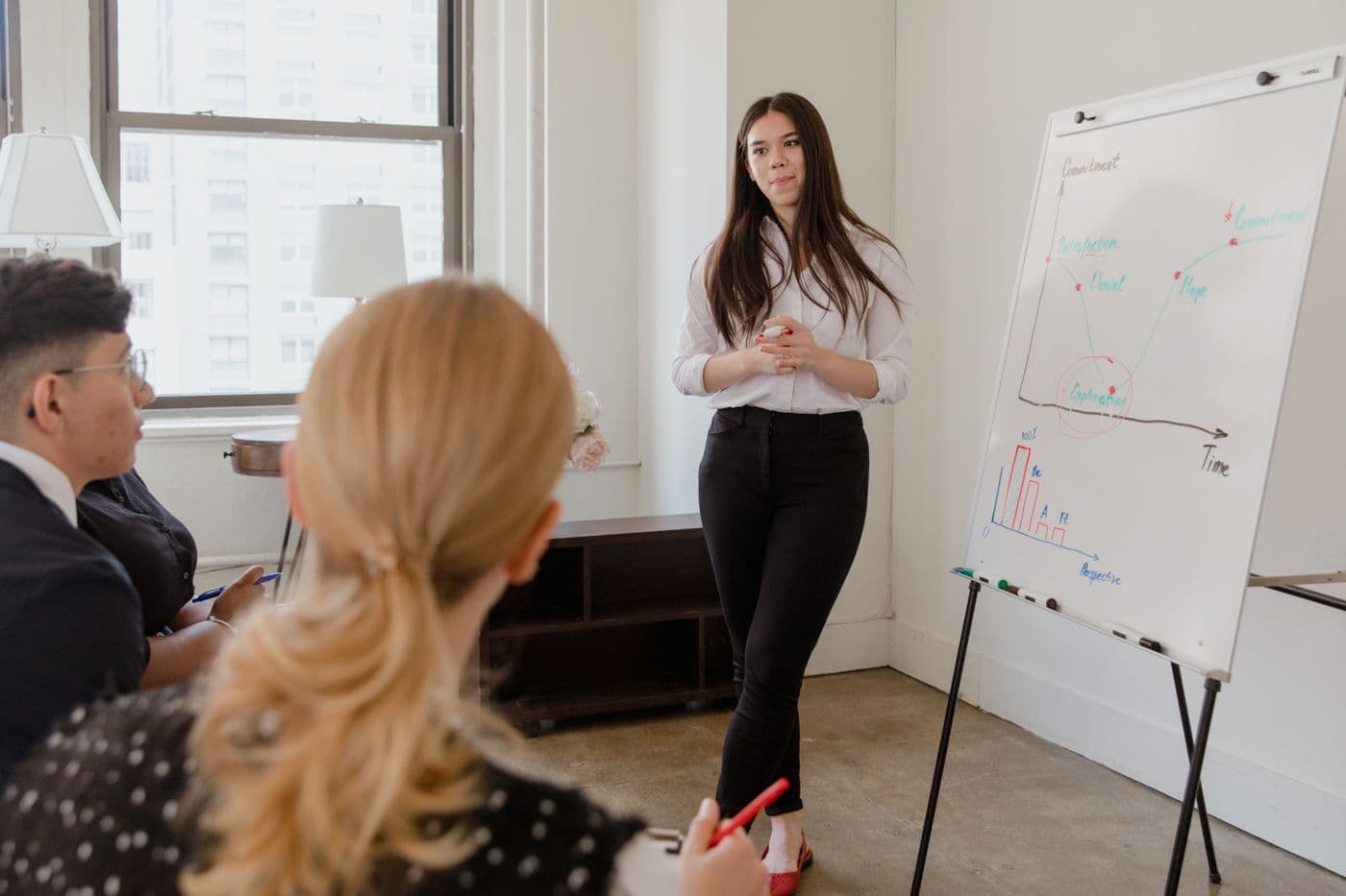 L'équipe Mecom en atelier avec un client, tableau blanc couvert de schémas