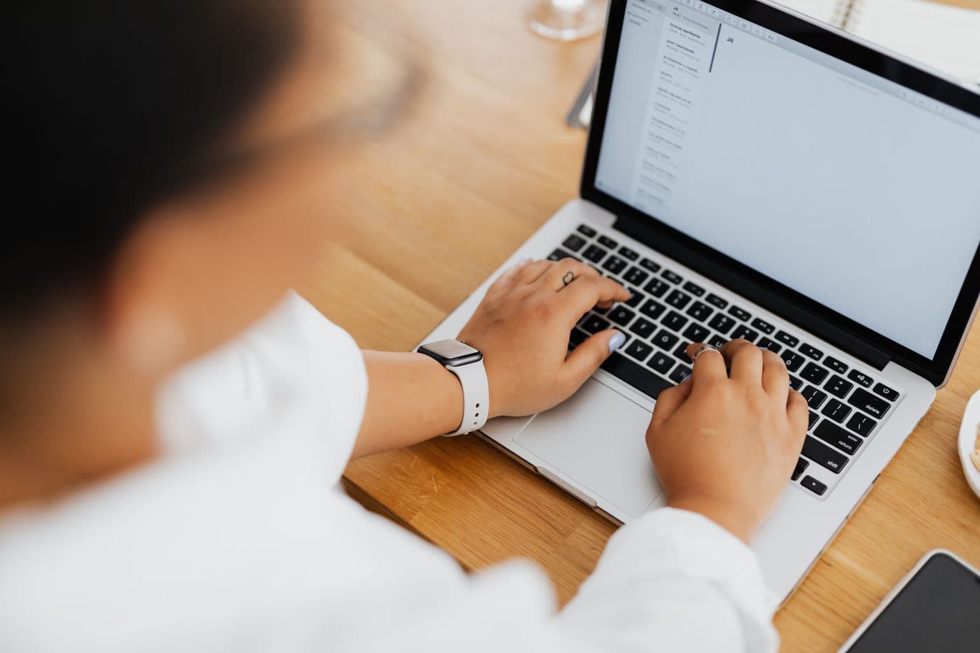 Boîte mail saturée, matin, gros plan écran + mains